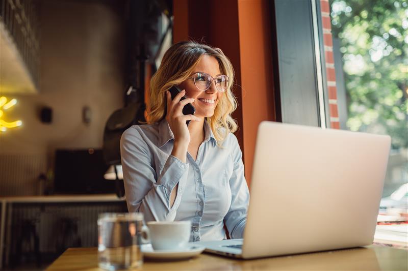 Woman smiling on laptop dallier solutions