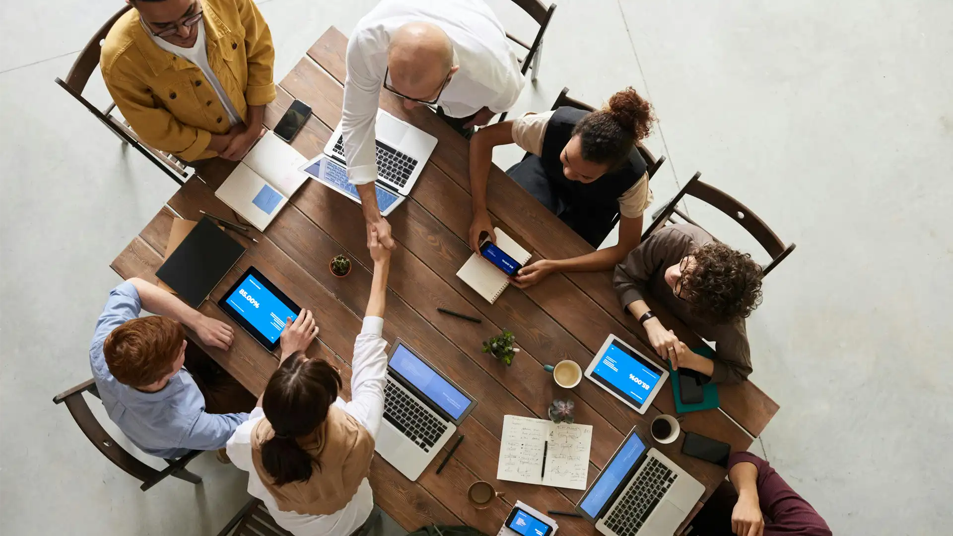 Banking colleagues in office talking about Digital Transformation